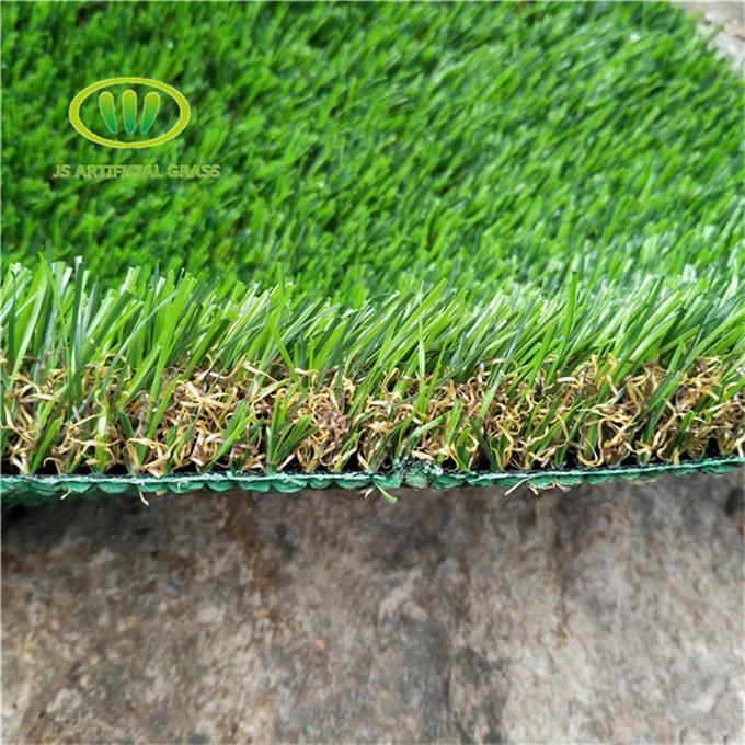 herbe artificielle dans garden2.jpg