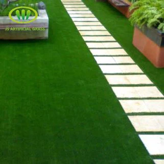 Herbe artificielle dans le jardin