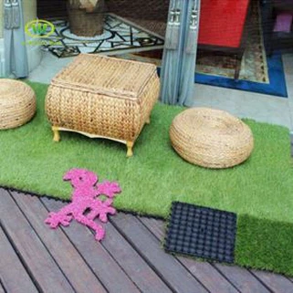 Herbe artificielle naturelle résistante UV de tuile de tapis de vert durable durable de 30mm pour le balcon
