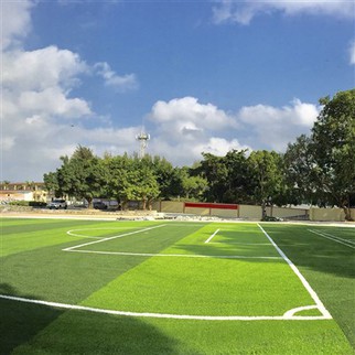Terrain de football en gazon artificiel
